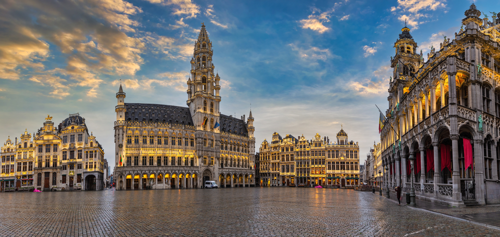 Bruksela, Belgia, panorama miasta o zachodzie słońca na słynnym placu Grand Place