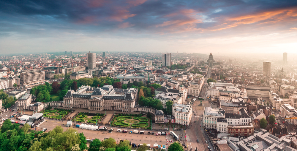 Panoramiczny widok z lotu ptaka na Pałac Królewski w Brukseli, Belgia ( Palais de Bruxelles ). Panorama miasta z głównym widokiem, Pałac Sprawiedliwości, ulica Regens