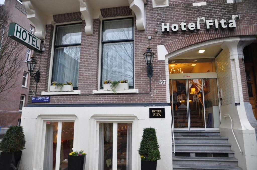  wejście do Hotel Fita, fot. booking.com, Wycieczka do Amsterdamu 