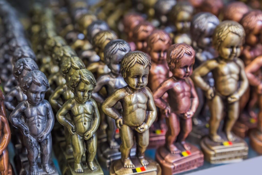 Zabawki Pissing Boy (Manneken Pis) w sklepie z pamiątkami - symbol Brukseli w Belgii