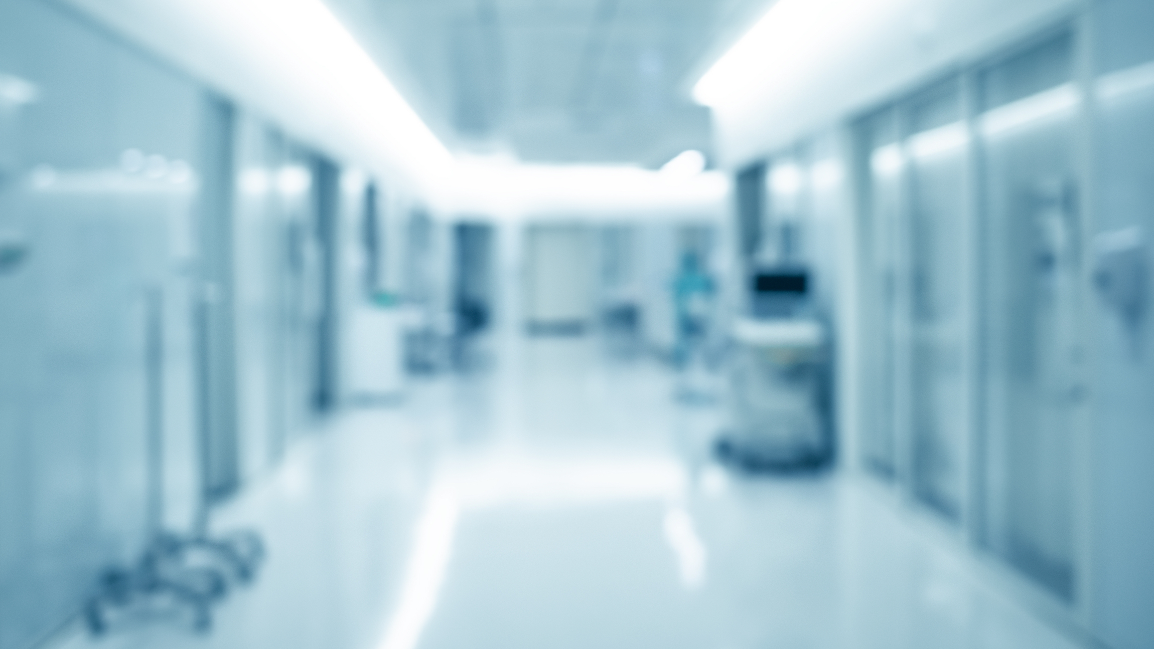 rozmycie tle nowoczesnego wnętrza korytarza szpitalnego ICU, koncepcji medycznej i opieki zdrowotnej