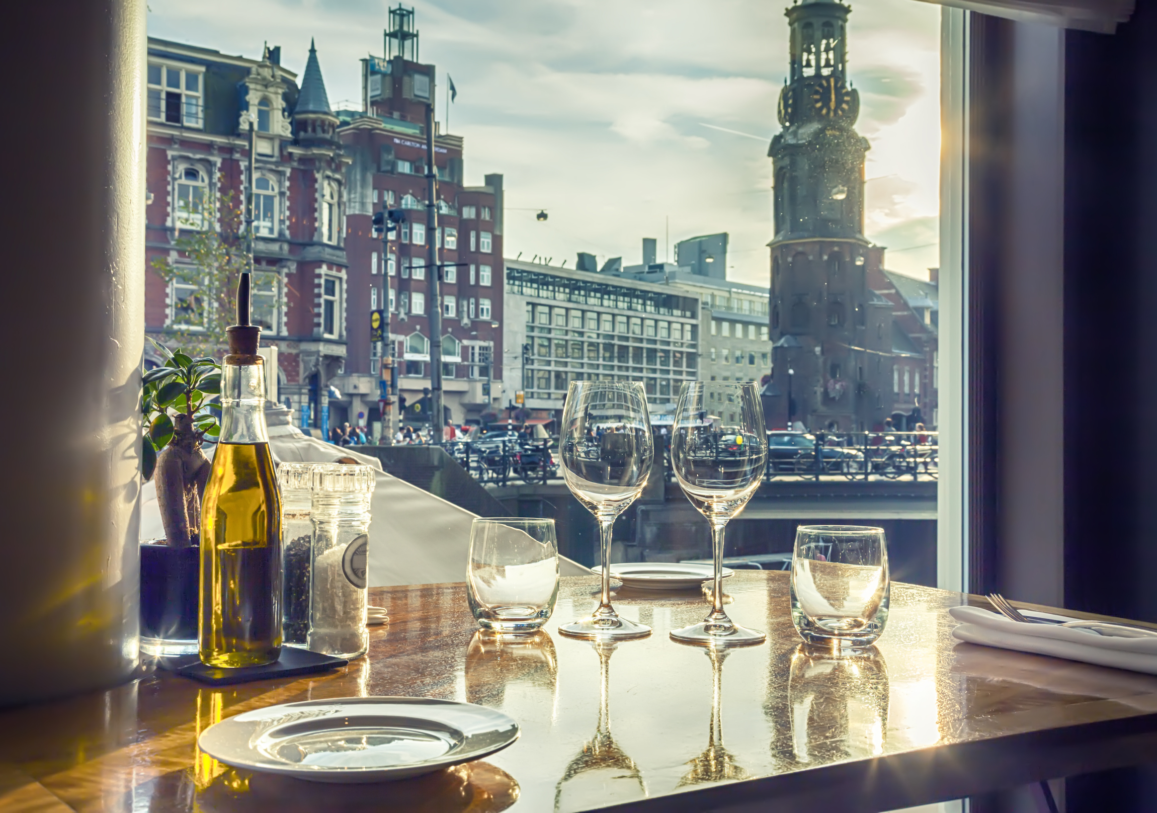Widok na wieczorny Amsterdam z luksusowej restauracji. ile kosztuje wyjazd do Amsterdamu