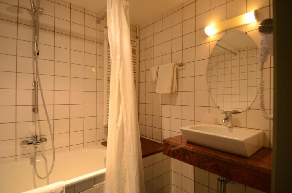  łazienka w Hotel Malcot, fot. booking.com