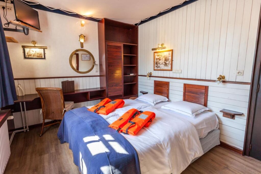   pokój w Boat Hotel De Barge, fot.  booking.com