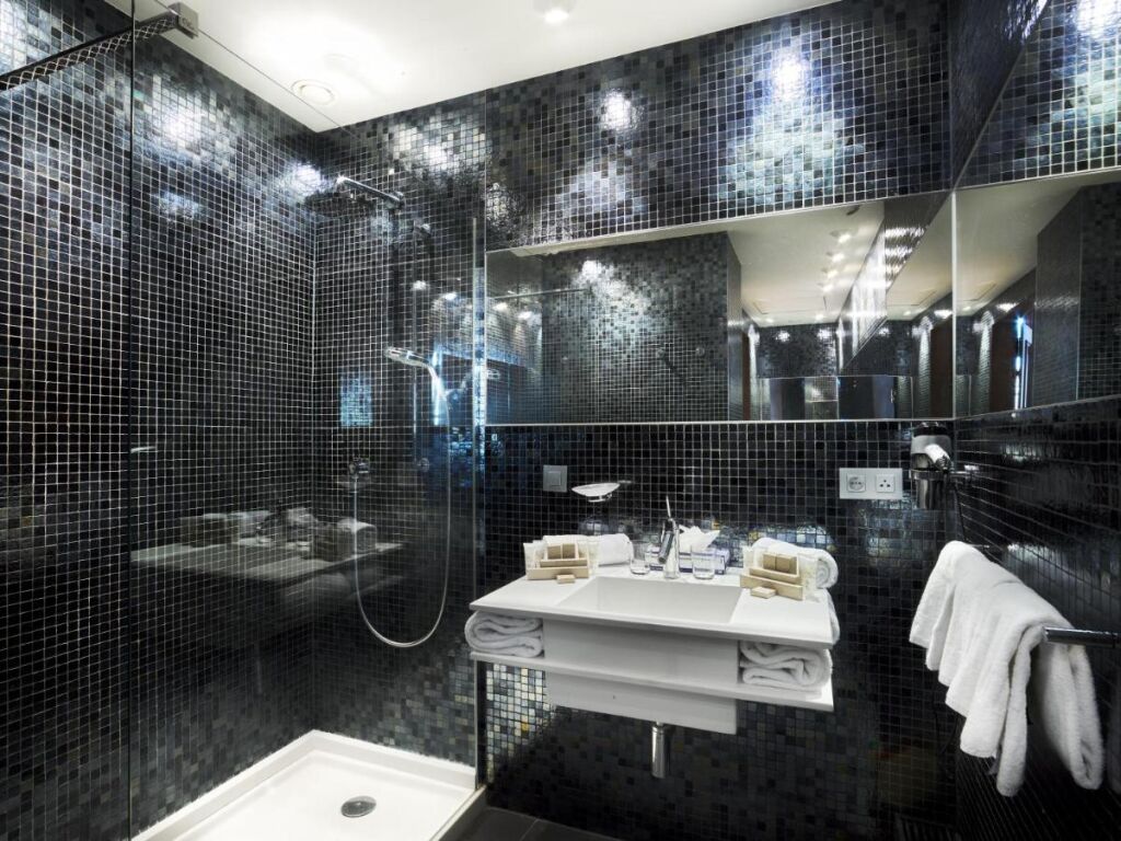 łazienka w Van Der Valk Sélys Liège Hotel & Spa, fot. booking.com