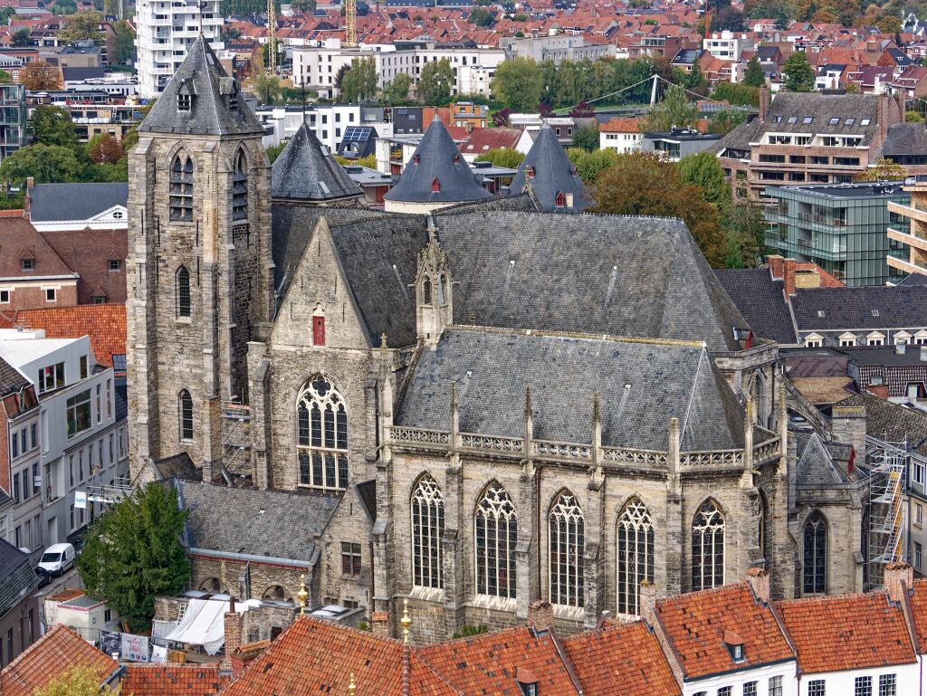 Widok z góry na kościół w Kortrijk