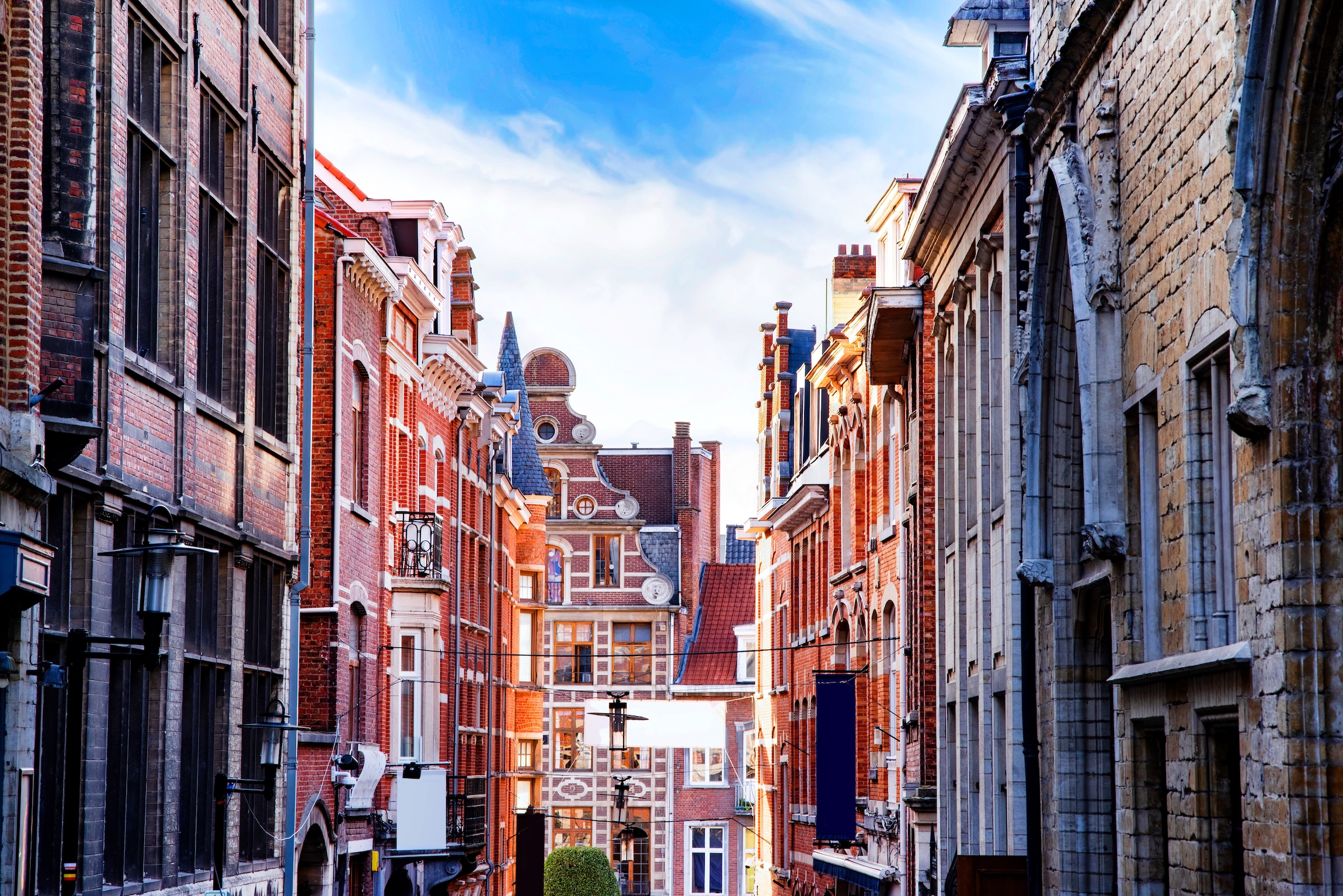 Pejzaż miejski z tradycyjnymi fasadami w Leuven, Belgia