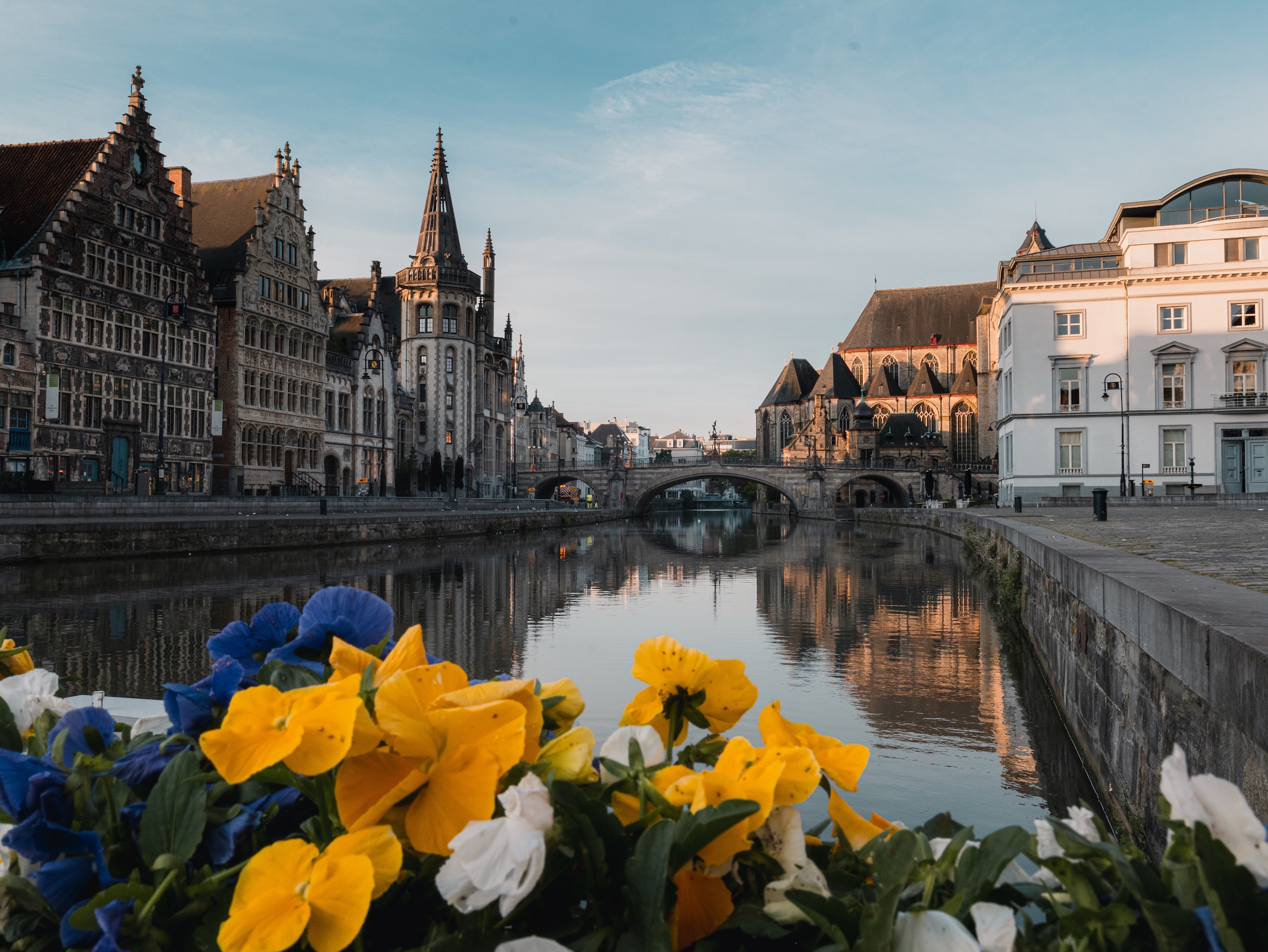 TOP 15 najpiękniejszych miast i miasteczek w Belgii Widok świtu na nabrzeża Graslei, Korenlei i rzekę Leie w historycznym centrum miasta w Gandawie (Gandawa), Belgia. Architektura i punkt zwrotny w Gandawie. Pejzaż Gandawy o wschodzie słońca.
