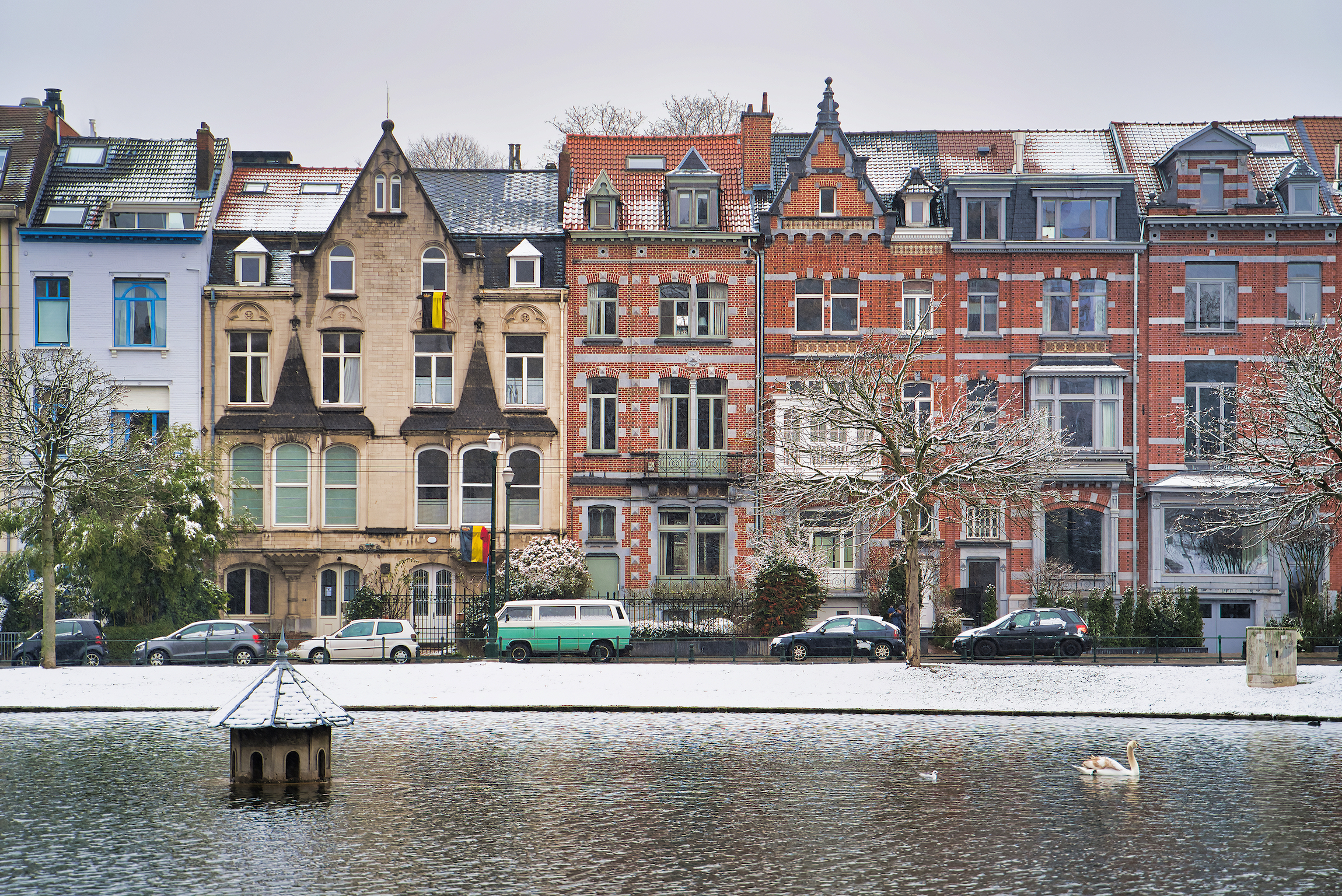 Historyczne centrum Brukseli. Widok na architekturę miejską i staw w śniegu, Belgia