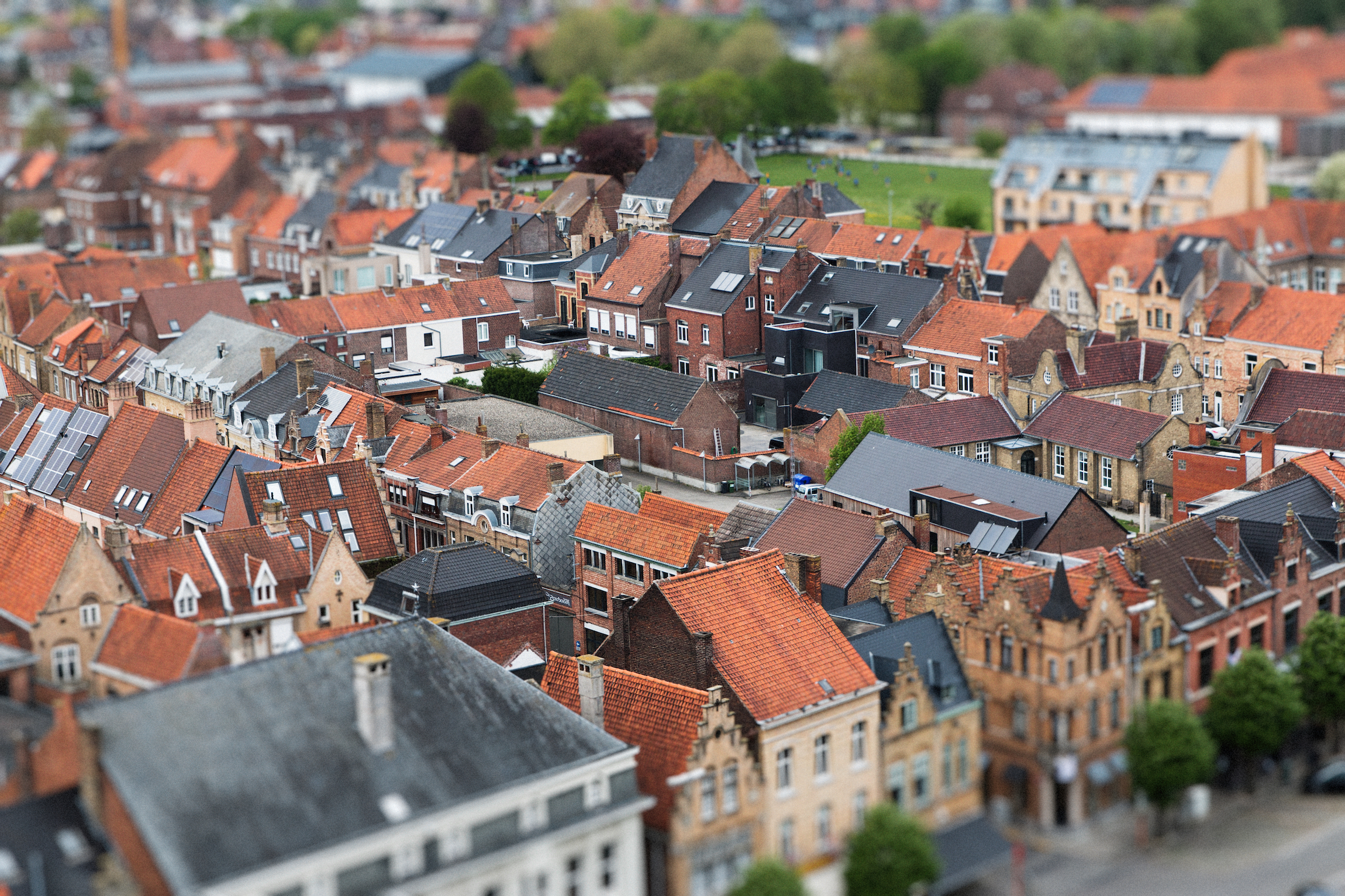 Na zdjęciu widać zapierający dech w piersiach widok miasta Ypres w Belgii z efektem rozmycia.