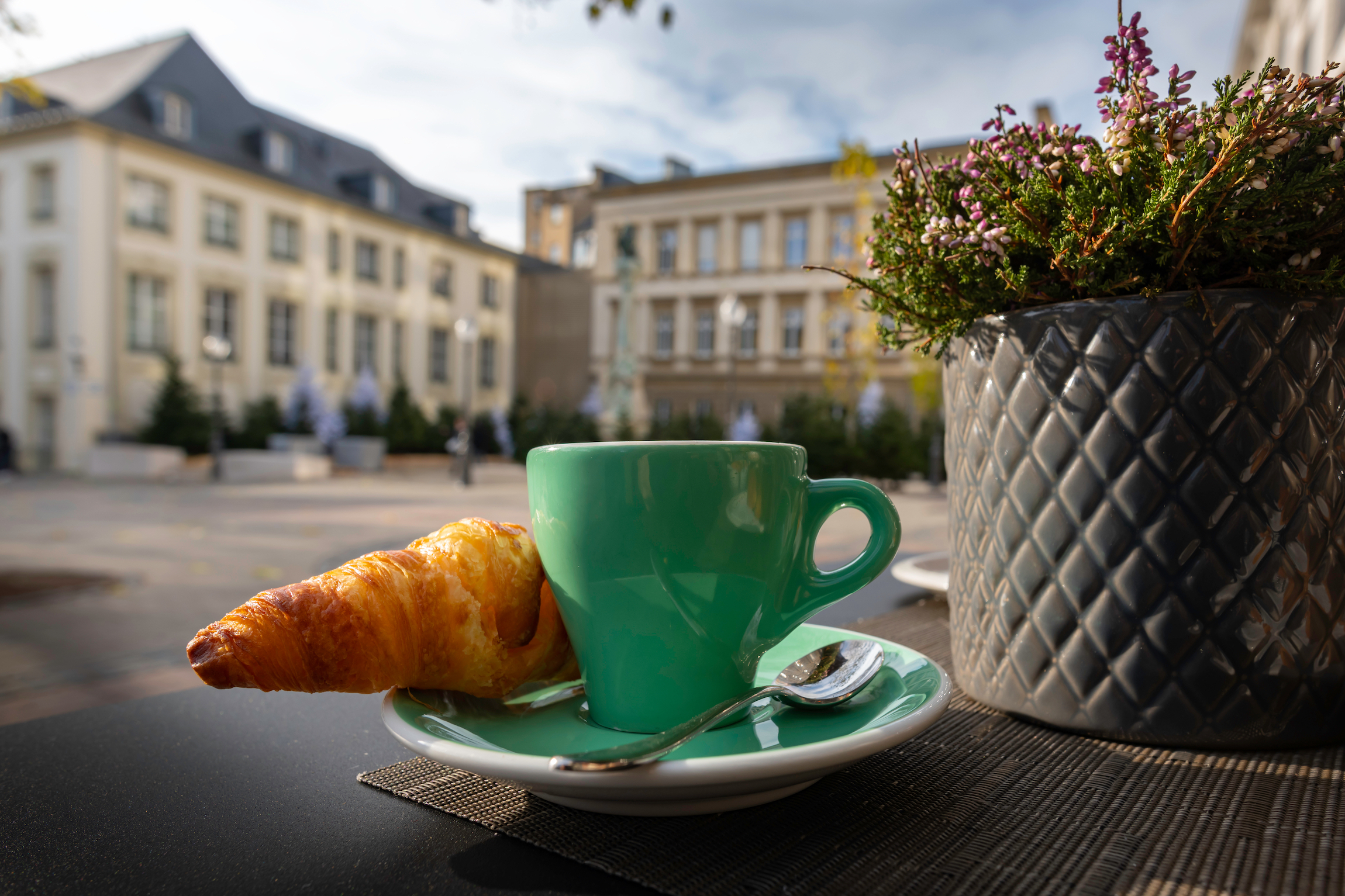 Poranna kawa z rogalikiem w centrum Luksemburga.