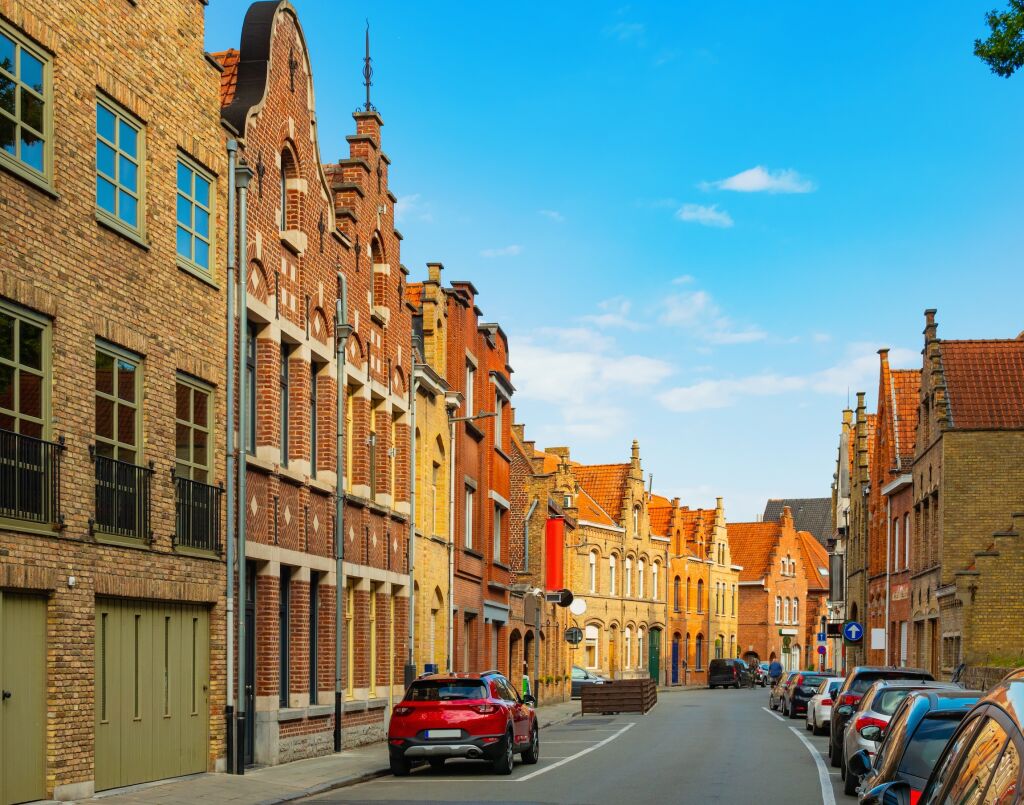 Letnie ulice Ypres (Ieper), belgijskiego miasta w prowincji Flandria Zachodnia.