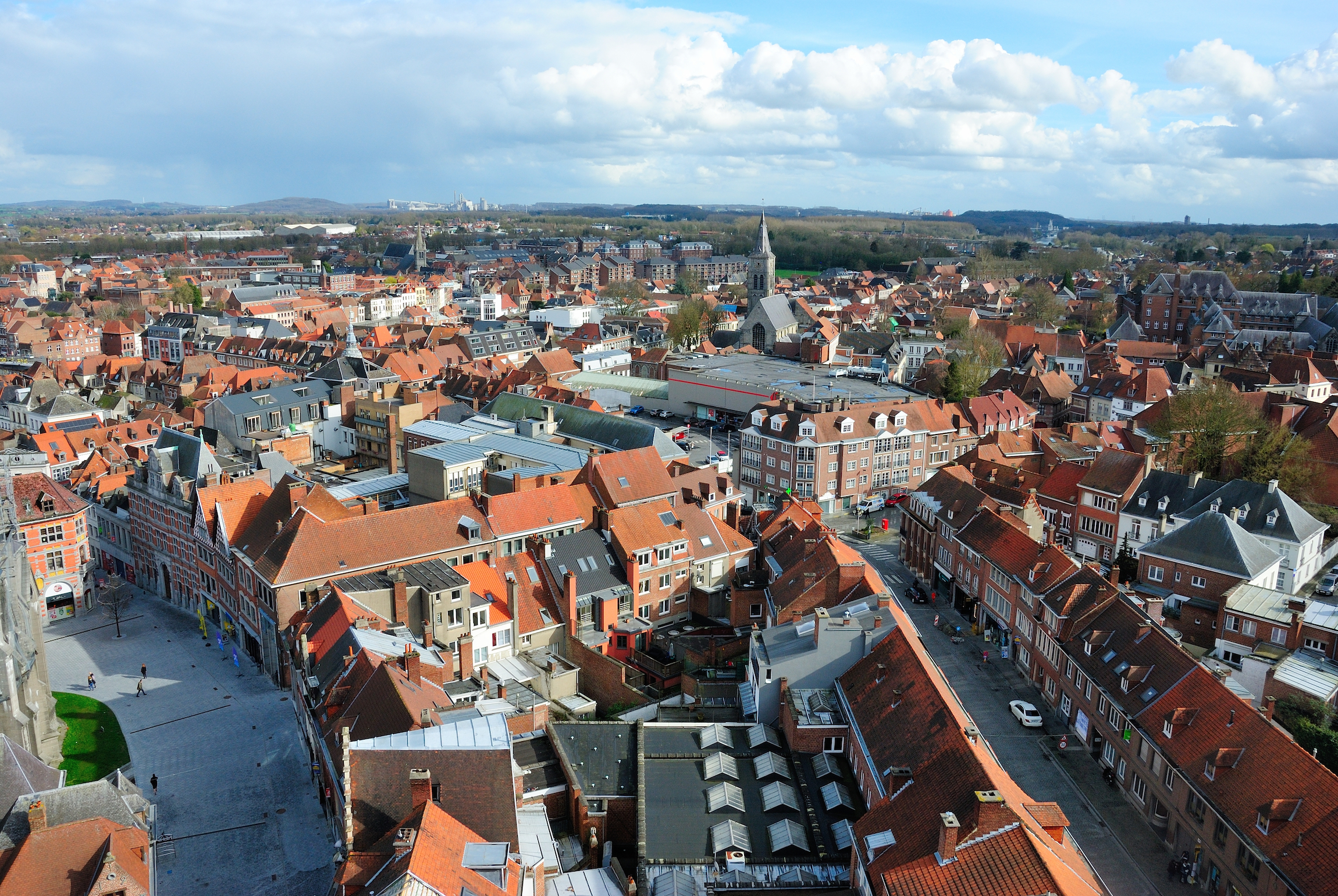 Widok na Tournai (Doornik) z dzwonnicy w Tournai, Belgia, atrakcji w Belgii
