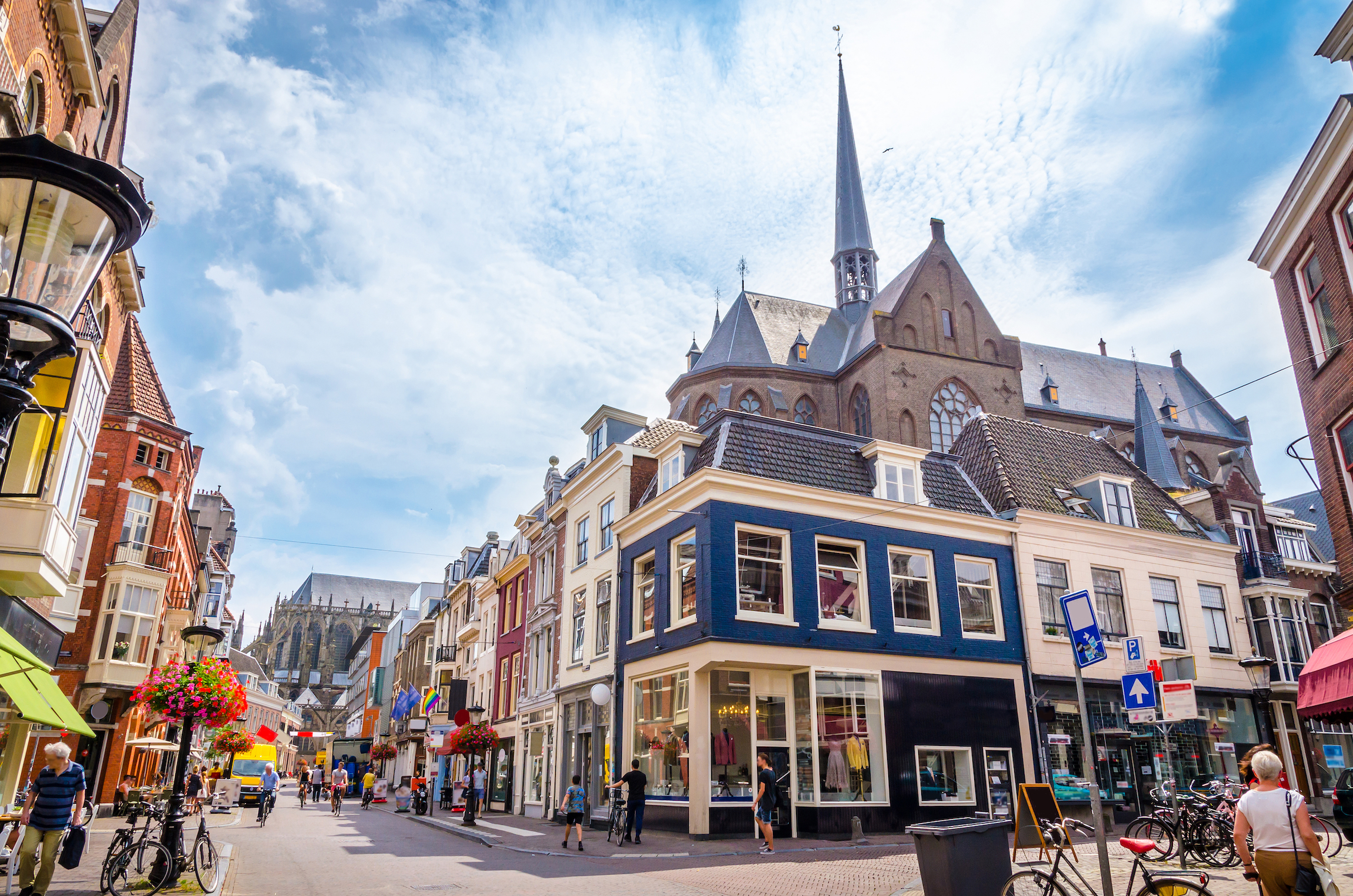 Tradycyjna stara ulica i budynki w Utrechcie, Holandia.