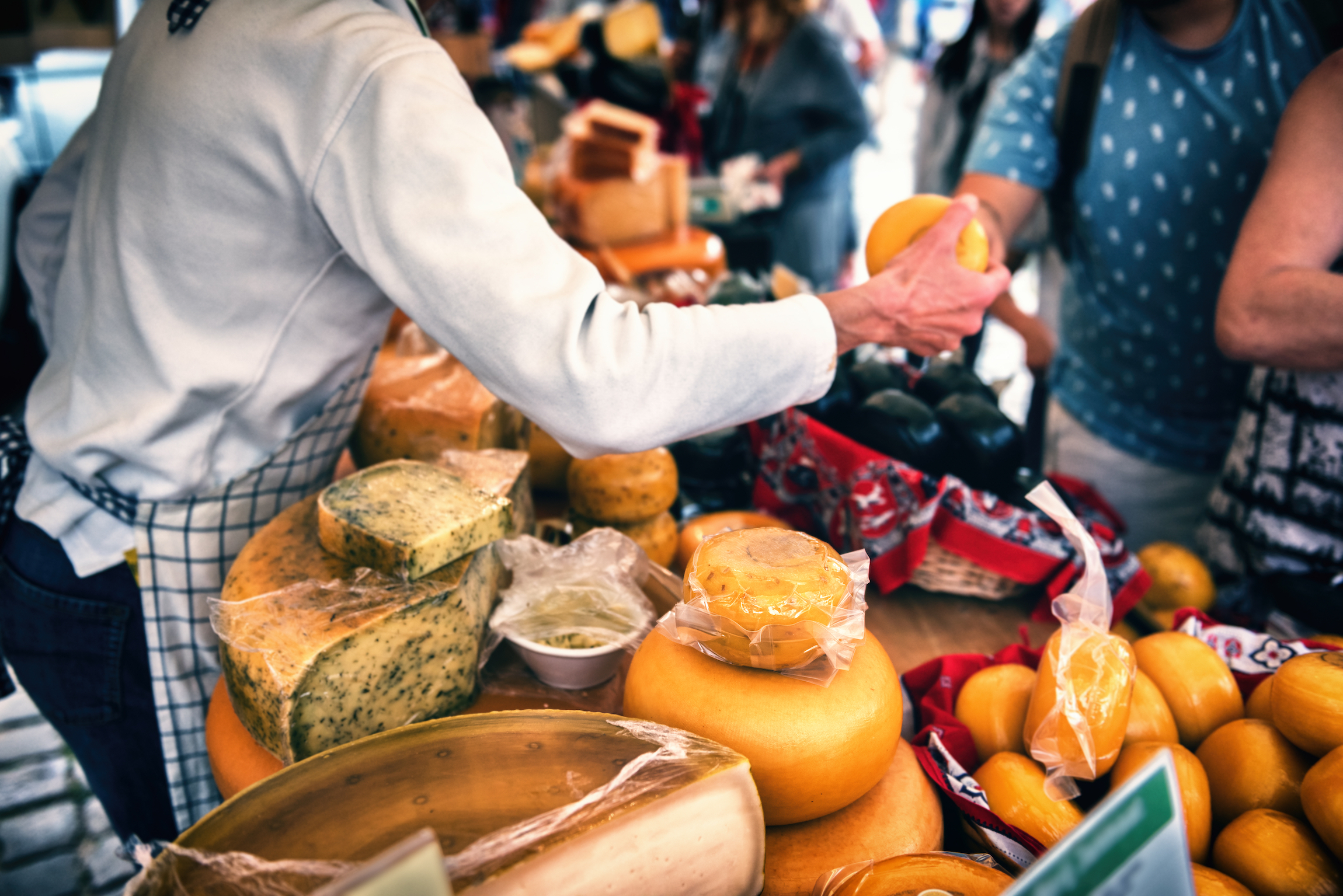 Wybór holenderskiego sera na tradycyjnym rynku rolników. Tło żywności. kupić w Holandii
