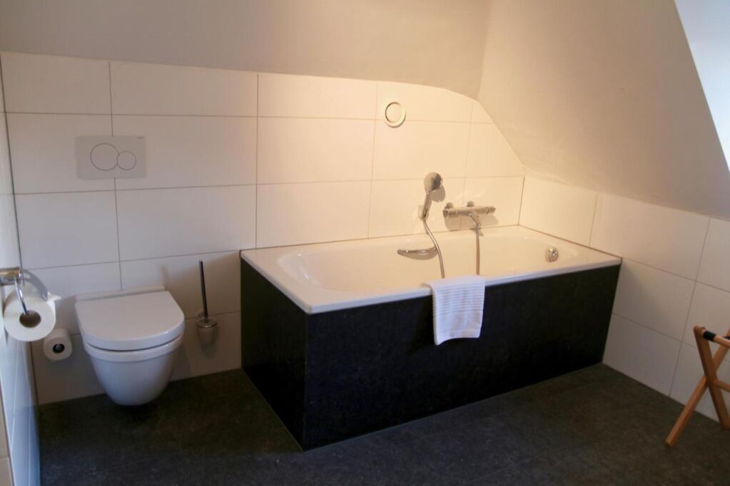 łazienka w Villa Valkenburg, fot. booking.com
