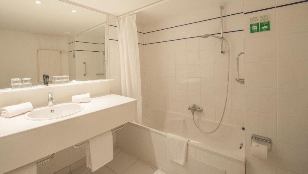 łazienka w Ostend Hotel, fot. booking.com