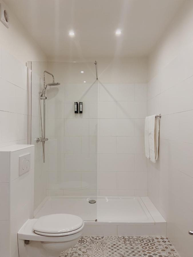 łazienka w La Lys Rooms & Suites, fot. booking.com