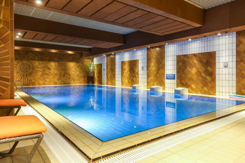   basen w Le Royal Hotels & Resorts Luxembourg, fot. booking.com