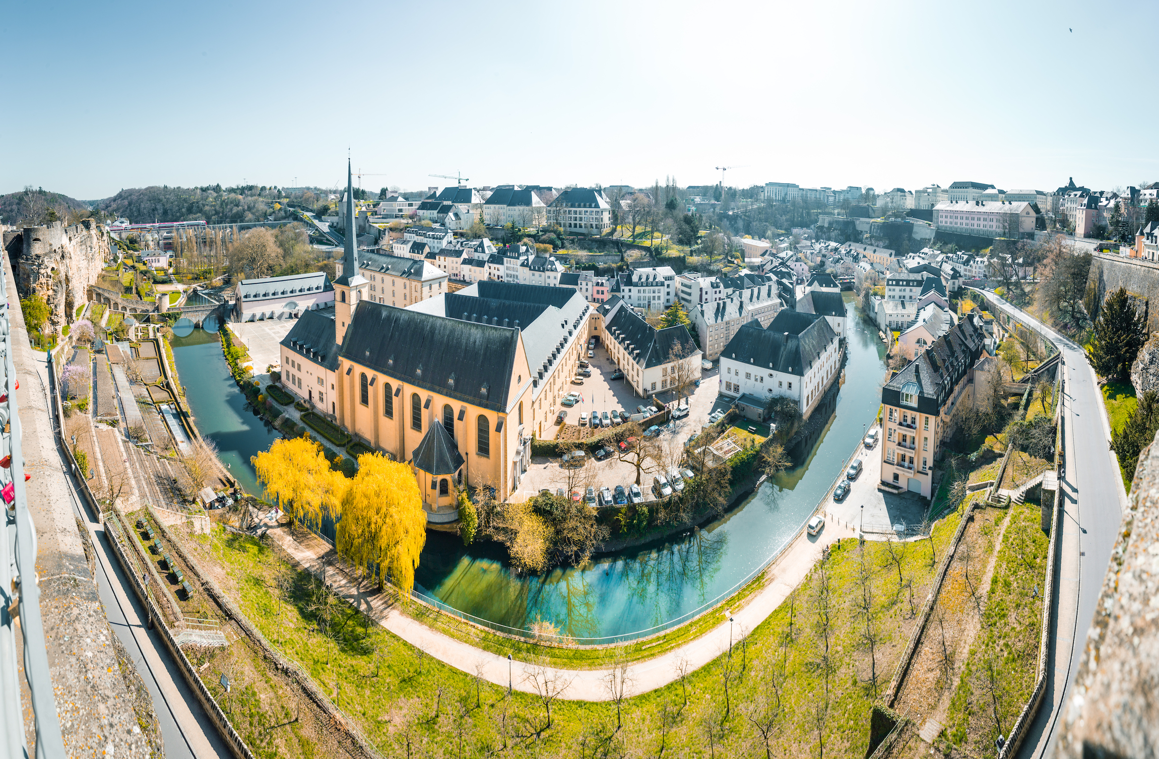 Panoramiczny widok na słynne stare miasto w piękny słoneczny dzień z błękitnym niebem wiosną, Luksemburg
