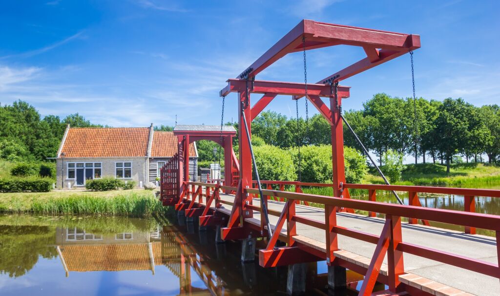 Czerwony drewniany most w historycznej wiosce Bourtange, Holandia