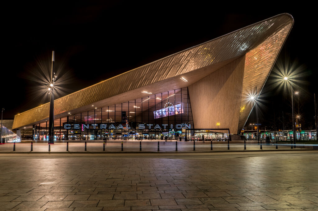 atrakcji w Rotterdamie
Dworzec główny w Rotterdamie wieczorem