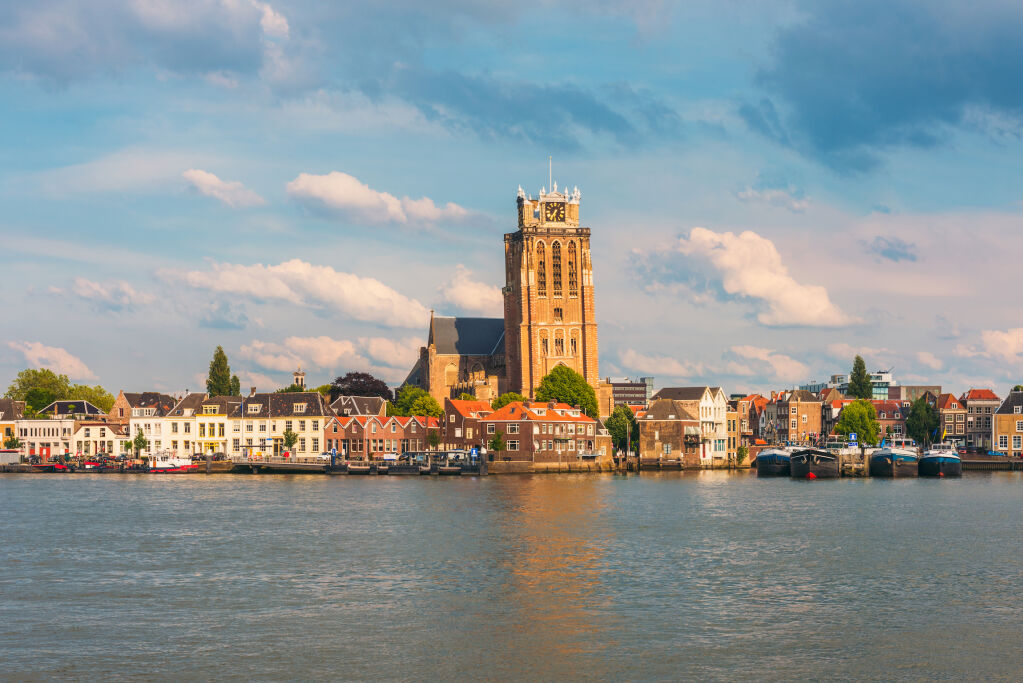 Skyline miasta Dordrecht w Holandii wzdłuż rzeki Mozy