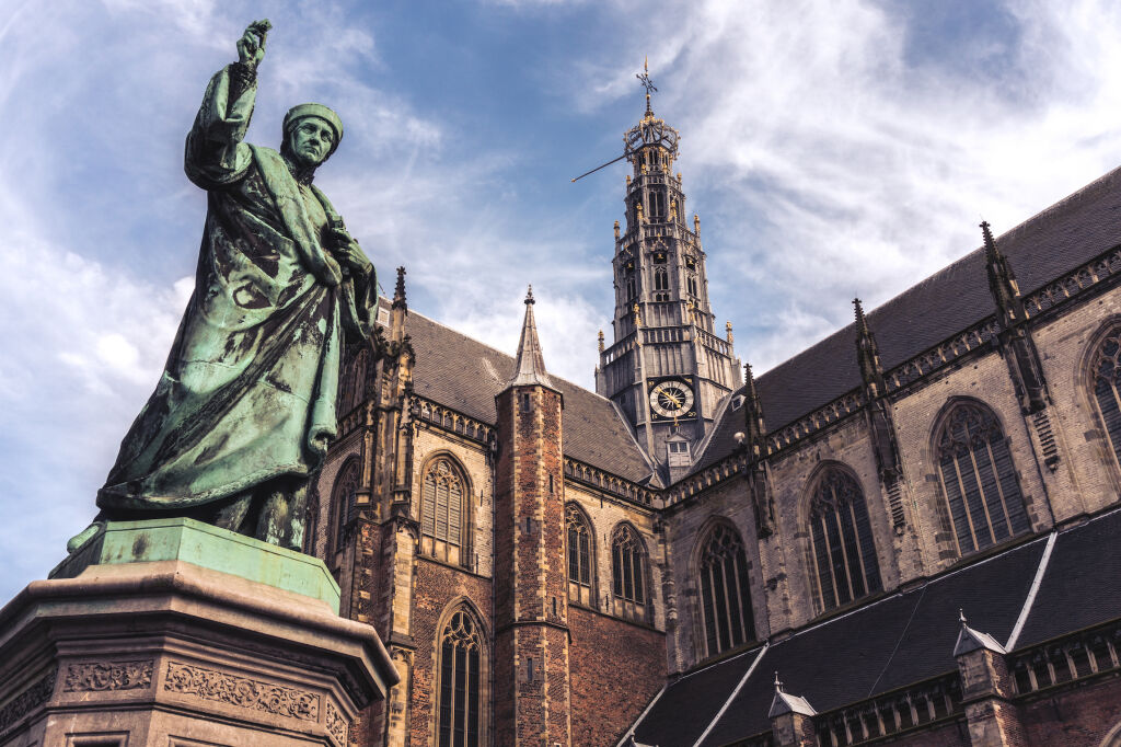 Grote Kerk (St. Bavokerk), kościół protestancki (dawna katedra katolicka), centralny rynek, z pomnikiem z przodu, miasto Haarlem, Holandia