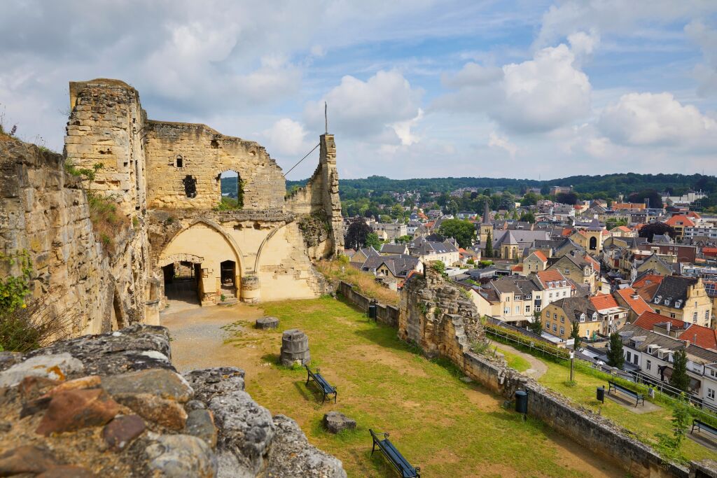 Ruiny zamku Valkenburg. Pierwsza fortyfikacja pochodzi z 1075 roku. W tym miejscu zbudowano trzy inne zamki, wszystkie zniszczone. Ostateczne zniszczenie nastąpiło w 1672 roku. Prowincja Limburgia, Holandia
