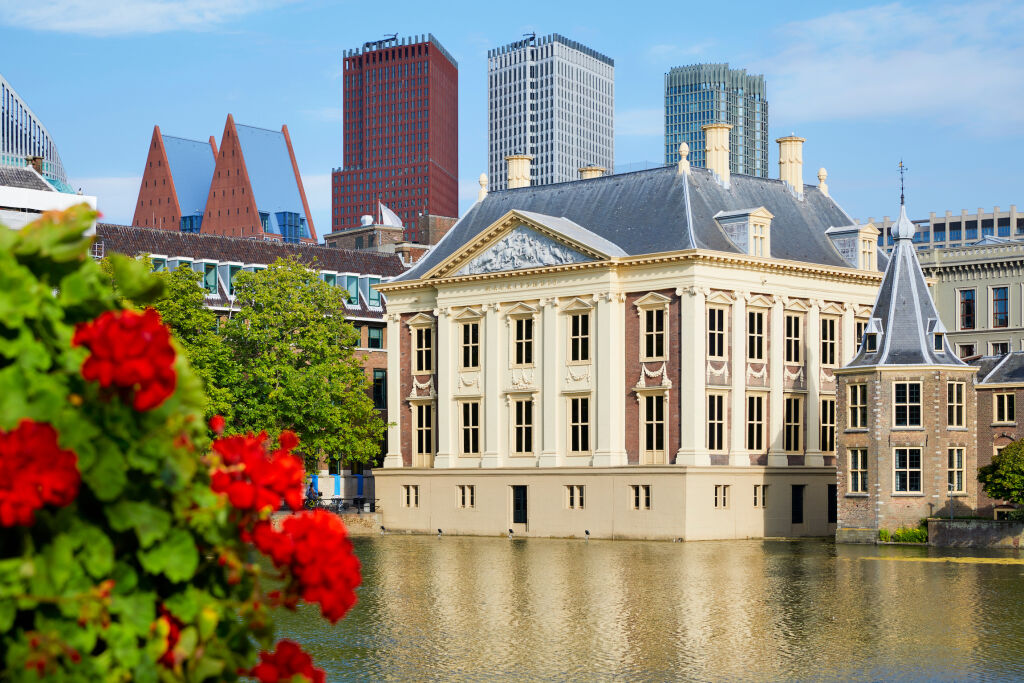 Mauritshuis (Dom hrabiego Maurycego z Nassau) został zbudowany jako dom w latach 1636-164, po prawej stronie znajduje się Het Torentje (Mała Wieża, biuro premiera) w Hadze w Holandii.