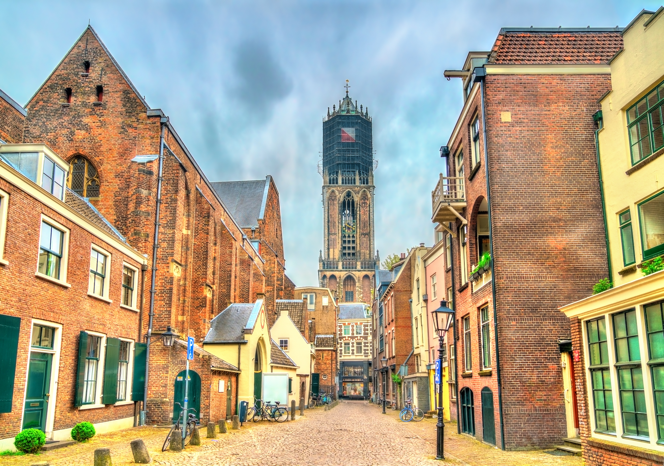 Widok na wieżę Dom w Utrechcie, najwyższą wieżę kościelną w Holandii