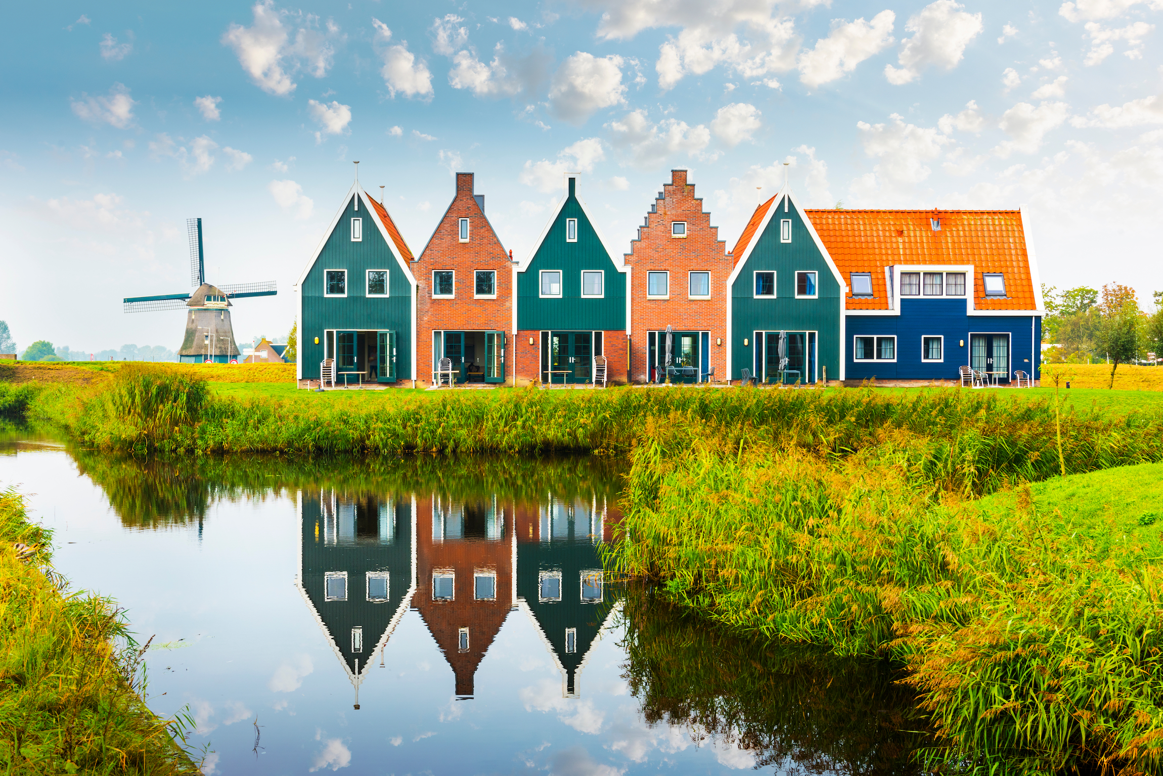 Volendam — miasto w Holandii, w Holandii, w kraju związkowym Holandia Północna. Kolorowe domy parku morskiego w Volendam. Holandia Północna, Holandia.