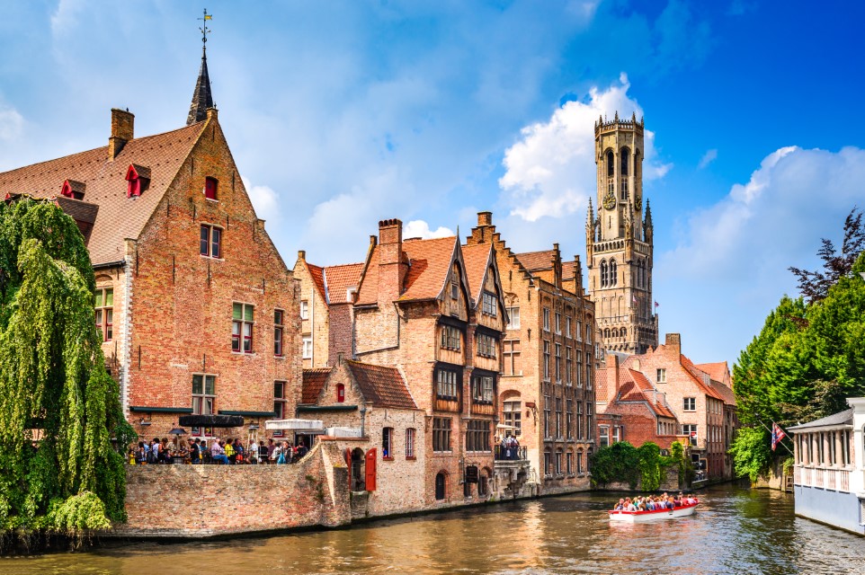 Bruges, BELGIA — 7 sierpnia 2014 r.: Krajobrazy z kanałem wodnym w Brugii, „Wenecja Północy”, krajobraz Flandrii, Belgia.