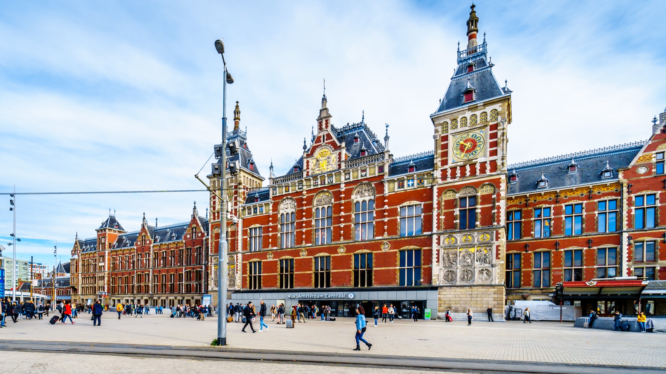 Zabytkowy budynek stacji Centraal głównego dworca kolejowego w centrum Amsterdamu