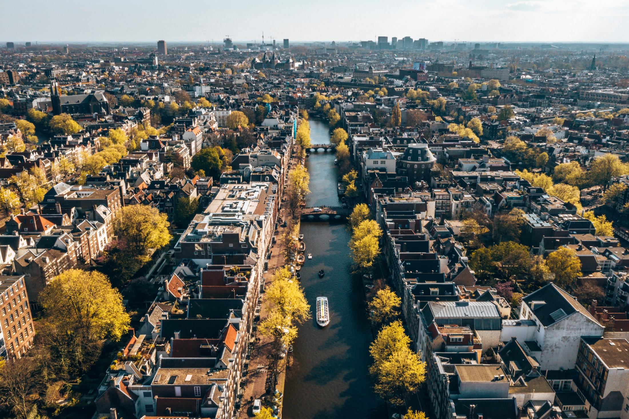 Piękny widok z lotu ptaka na Amsterdam z wieloma wąskimi kanałami, ulicami i architekturami.