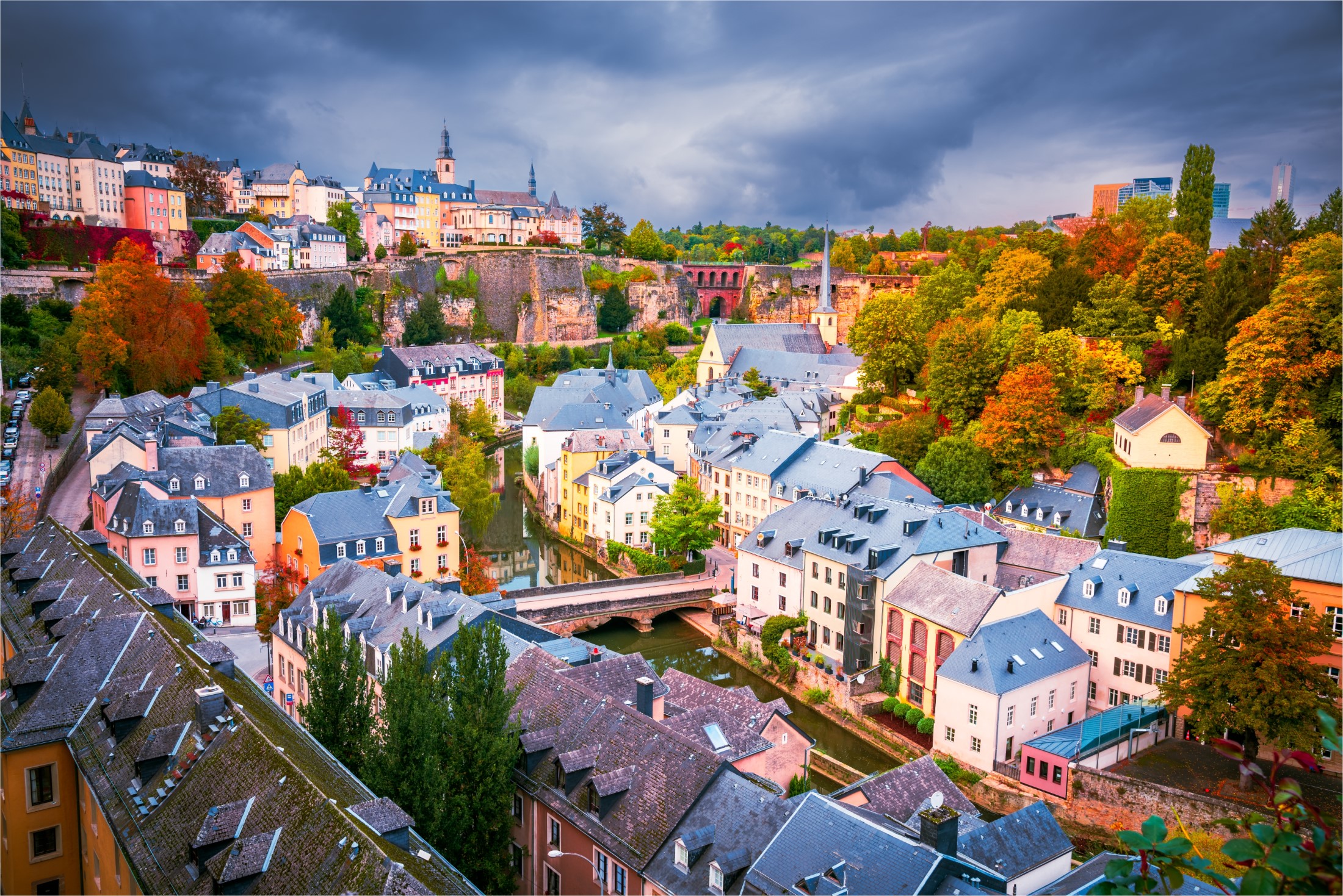Luksemburg, pochmurny dzień antenowy pejzaż miejski, rzeka Alzette i dzielnica Grund