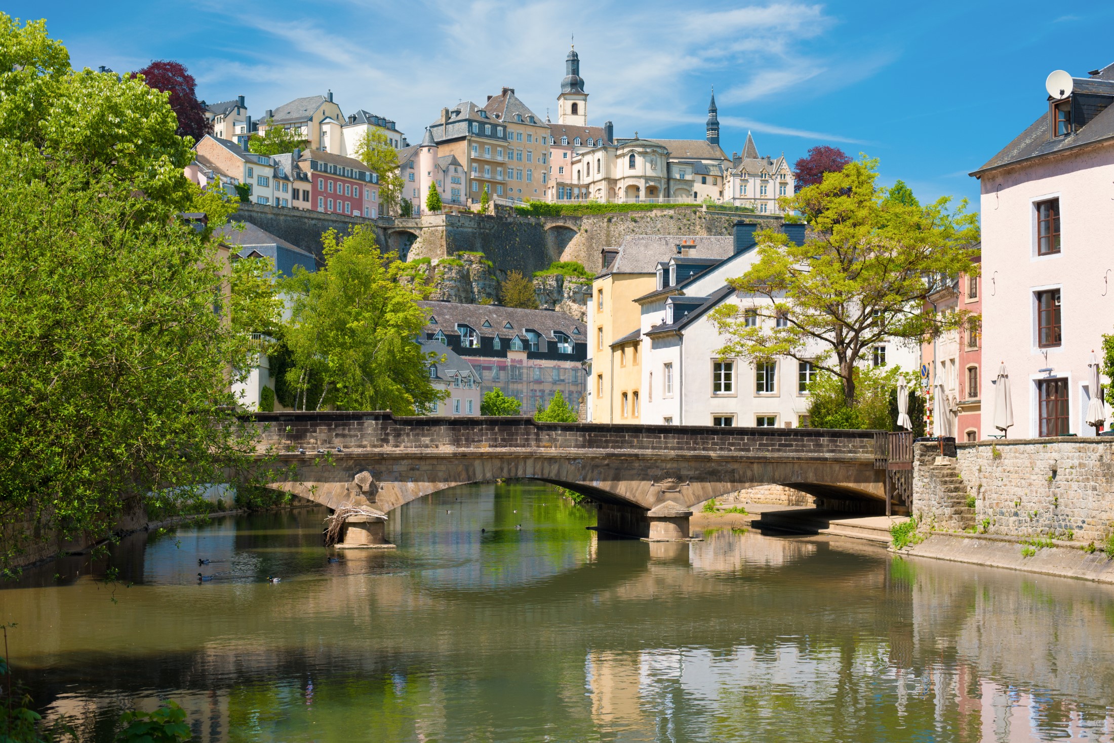 Widok na miasto Luksemburg w słoneczny letni dzień
