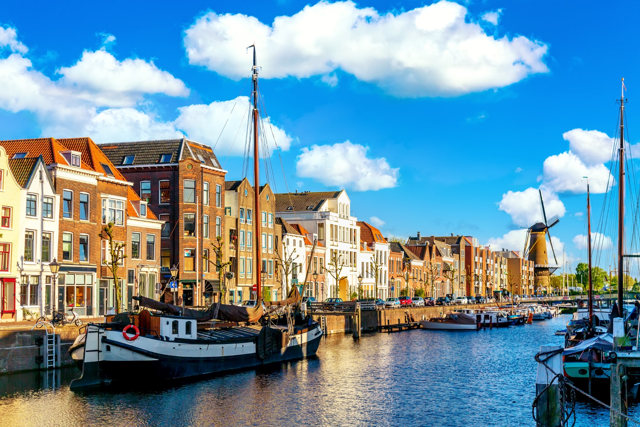 Stara historyczna dzielnica Delfshaven z dzikim młynem i łodziami mieszkalnymi w Rotterdamie