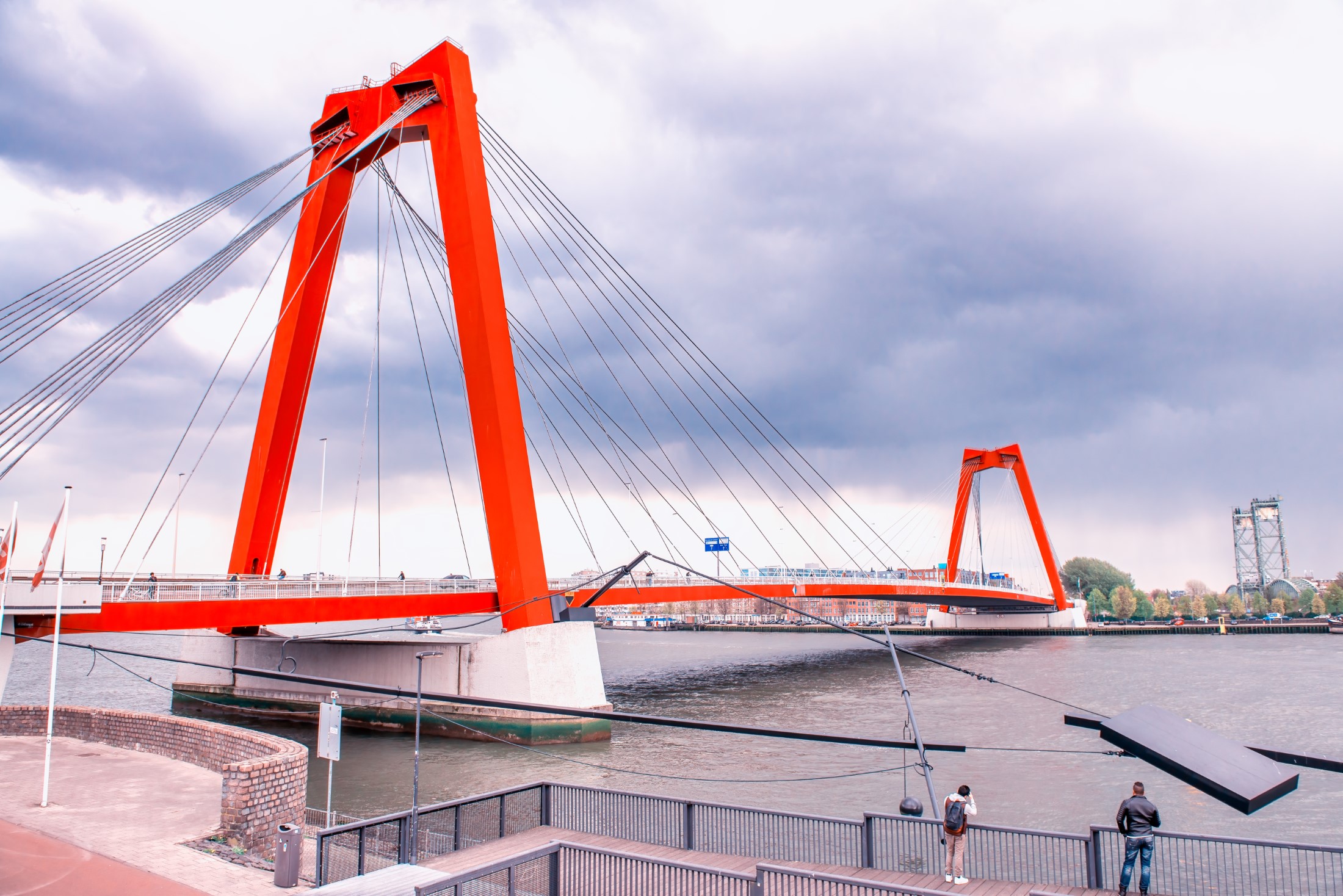 Czerwony Willemsbrug nad rzeką Nieuwe Maas w Rotterdamie, Holandia