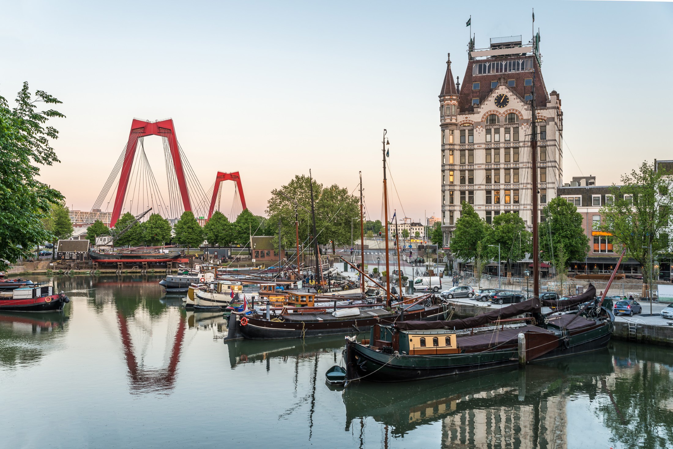 Rotterdam City, najstarsza część portu Oude Haven, historyczna przystań na stoczni statków, Old Ship, Muzeum Openlucht Binnenvaart, Haringvliet i most Willemsbrug o zmierzchu latem, Holandia