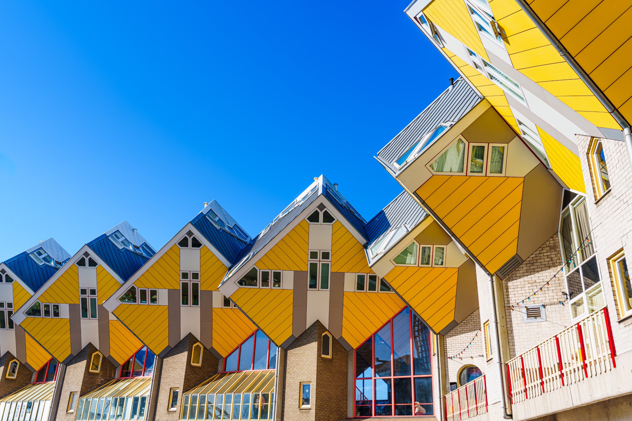 Spektakularny krajobraz miejski, tętniące życiem domy z żółtych kostek w Rotterdamie