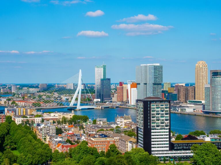 Pomnik ropy Cascade i Pomnik Rozdarte miasto w Rotterdamie